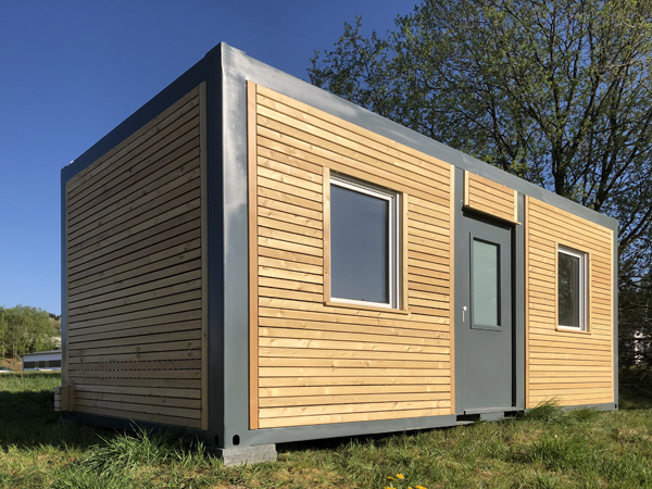 Bürocontainer mit Holzfassade. Holzart: Rhombus